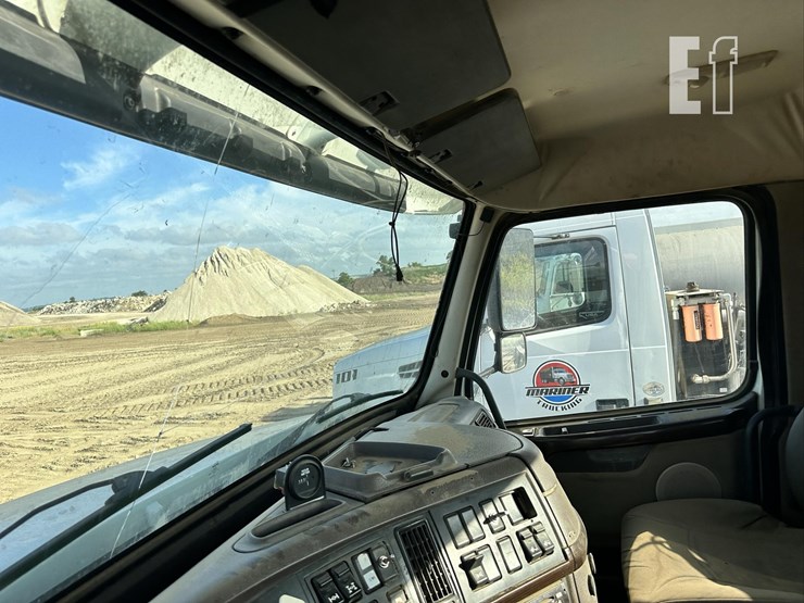 2014-volvo-vhd84ft200-image-49