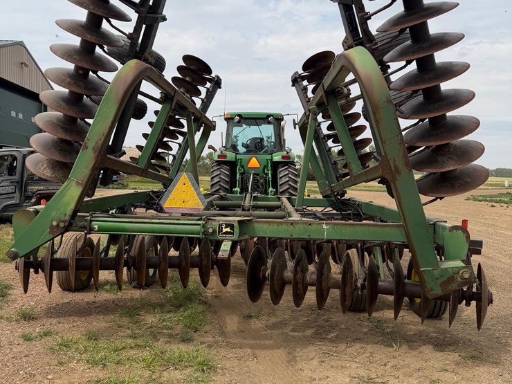john-deere-335-image-2