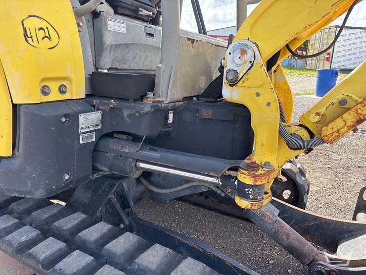 2012-yanmar-vio27-image-22