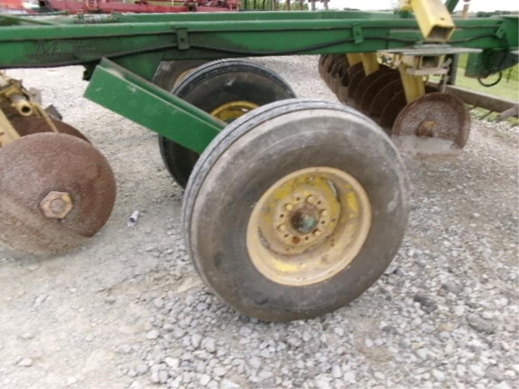 john-deere-220-image-10