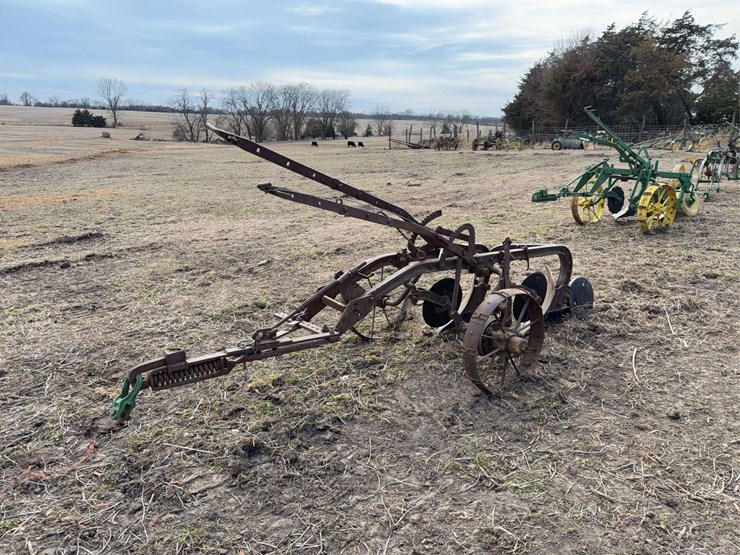 john-deere-pull-type-two-bottom-plow-image-1