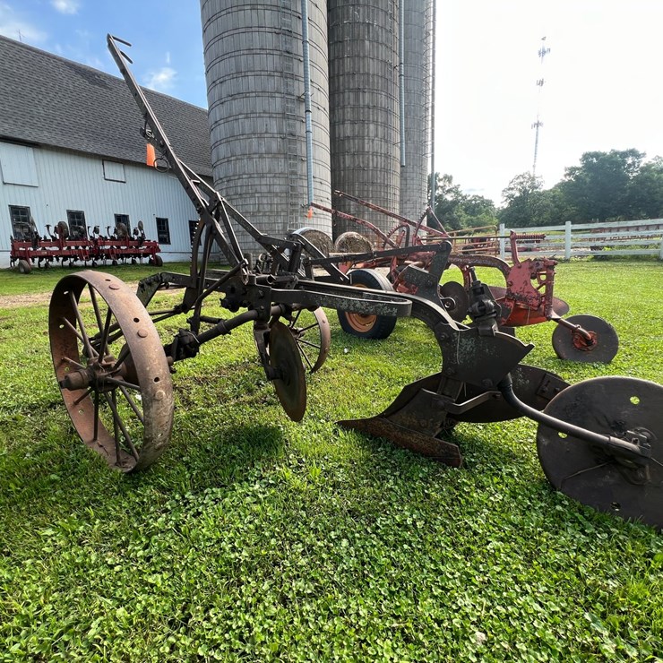 #9913 • International 1 Bottom Plow