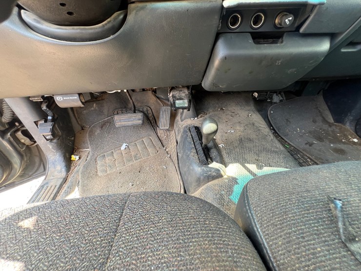 2000-chevrolet-1500-image-13