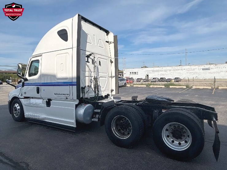 2022-freightliner-cascadia-126-image-2