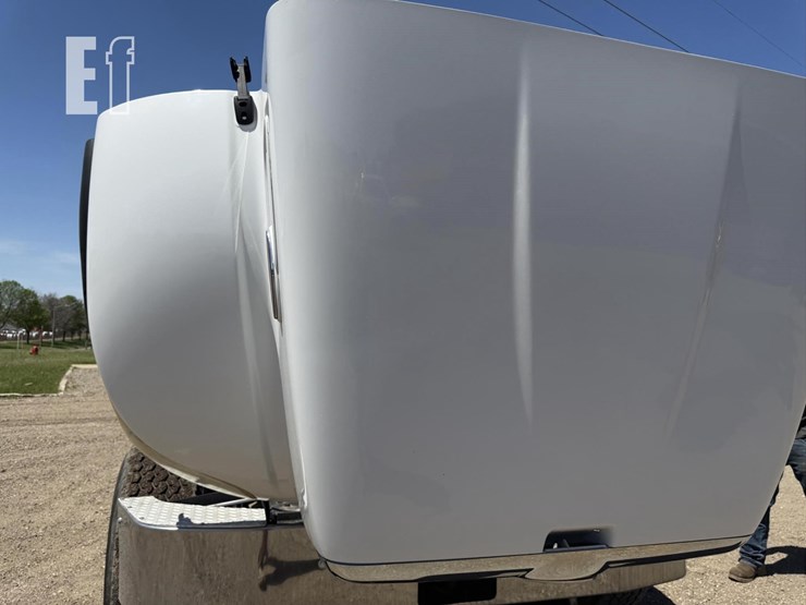 2005-peterbilt-335-image-31