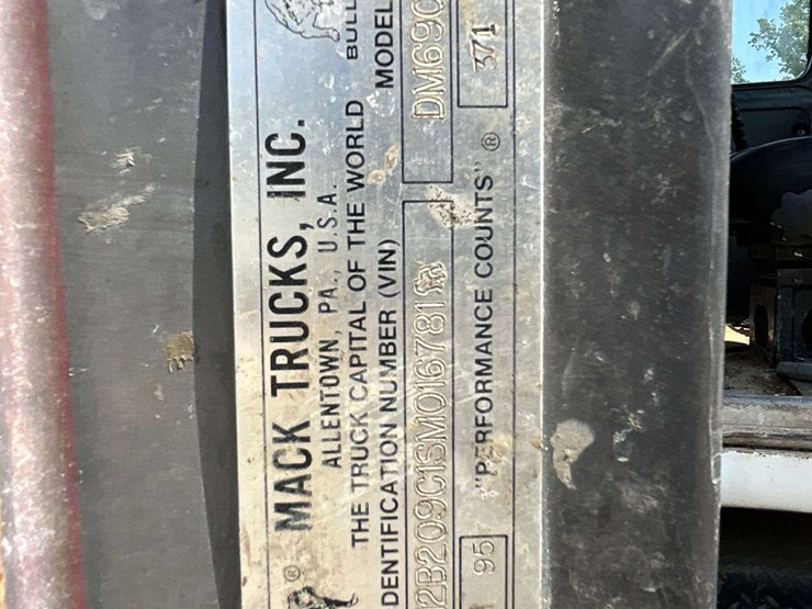 1995-mack-dm690s-image-92