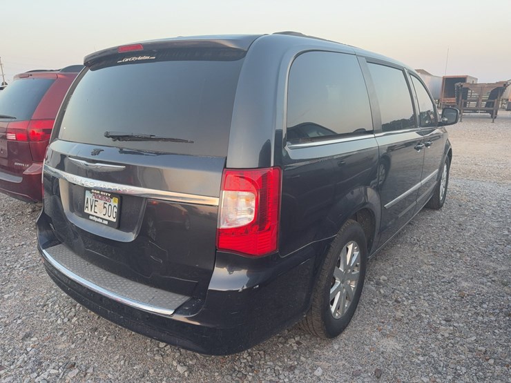 2014-chrysler-town-&-country-image-4