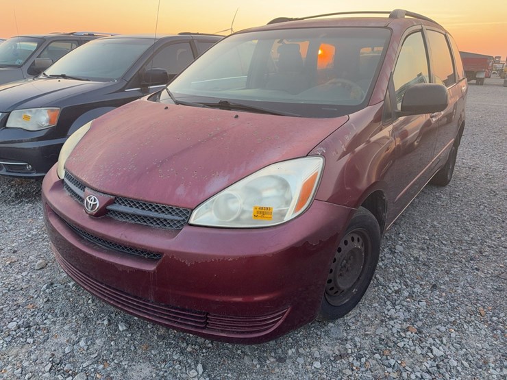 2004-toyota-sienna-image-1