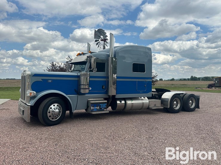 2020-peterbilt-389-image-1