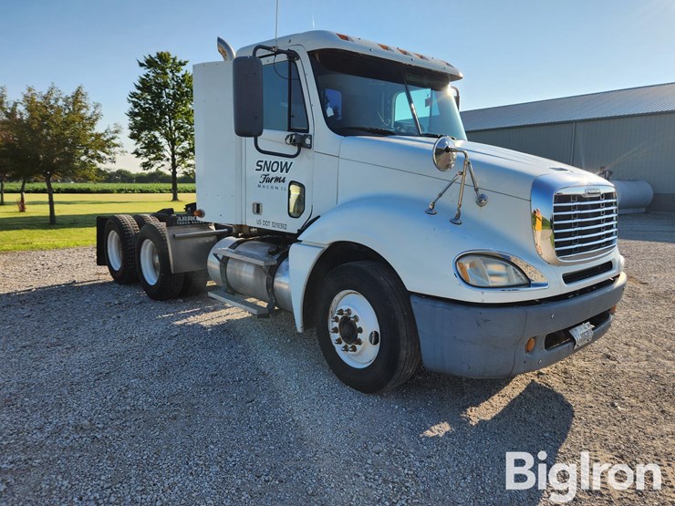 2007-freightliner-columbia-120-image-3