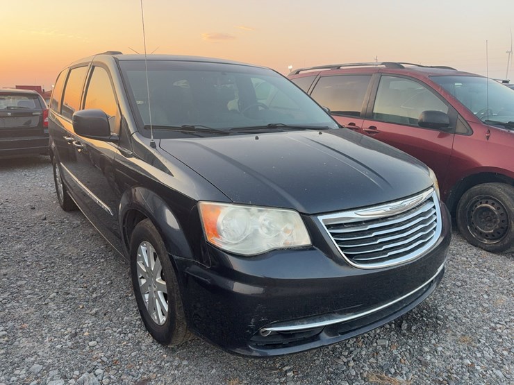 2014-chrysler-town-&-country-image-3