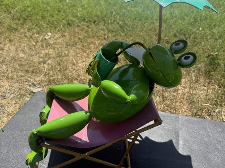#96-•-metal-art---lounging-frog-w/-umbrella-image-3