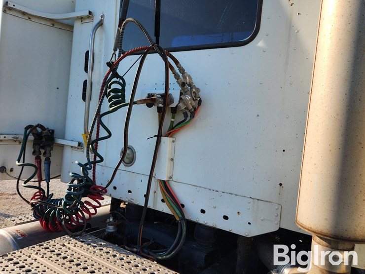 2007-freightliner-columbia-120-image-16