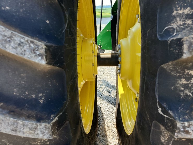 2013-john-deere-8235r-image-10
