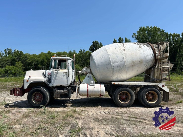 1992-mack-dm600gk-rear-discharge-concrete-mixer-truck-image-21