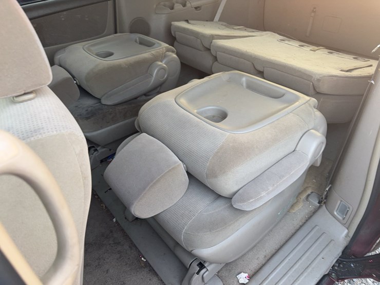 2004-toyota-sienna-image-27