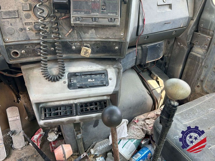 1992-mack-dm600gk-rear-discharge-(glider-kit)-concrete-mixer-truck-image-58