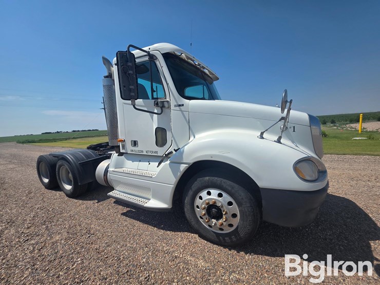 2003-freightliner-columbia-120-image-3
