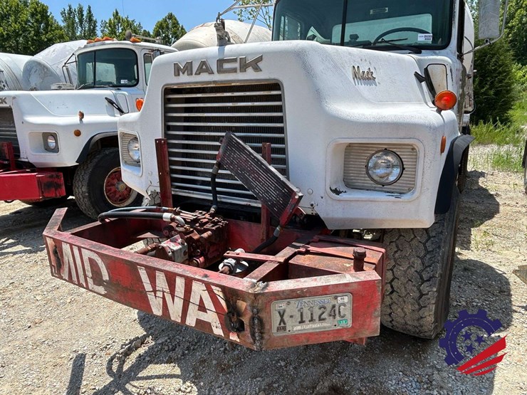 1992-mack-dm600gk-rear-discharge-(glider-kit)-concrete-mixer-truck-image-12