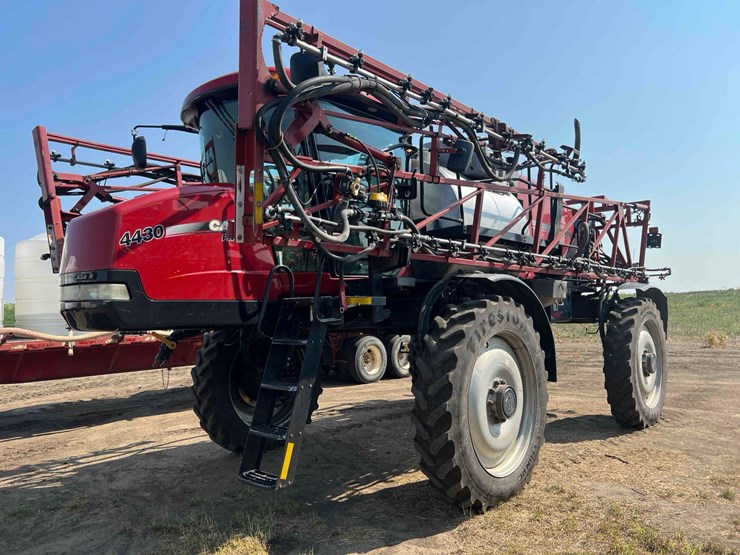 case-ih-patriot-4430-sprayer-image-1