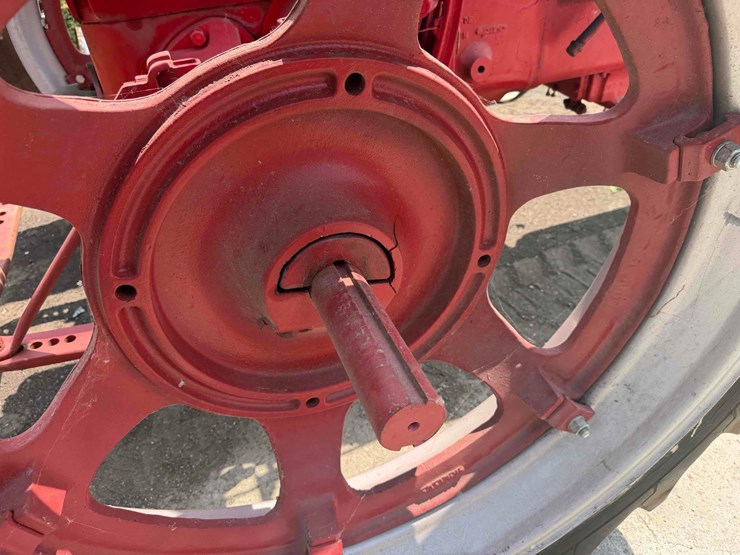 mccormick-farmall-h-tractor-image-30