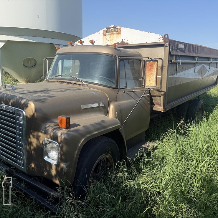 INTERNATIONAL GRAIN TRUCK