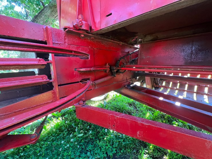 #9902-•-new-holland-square-baler-image-7