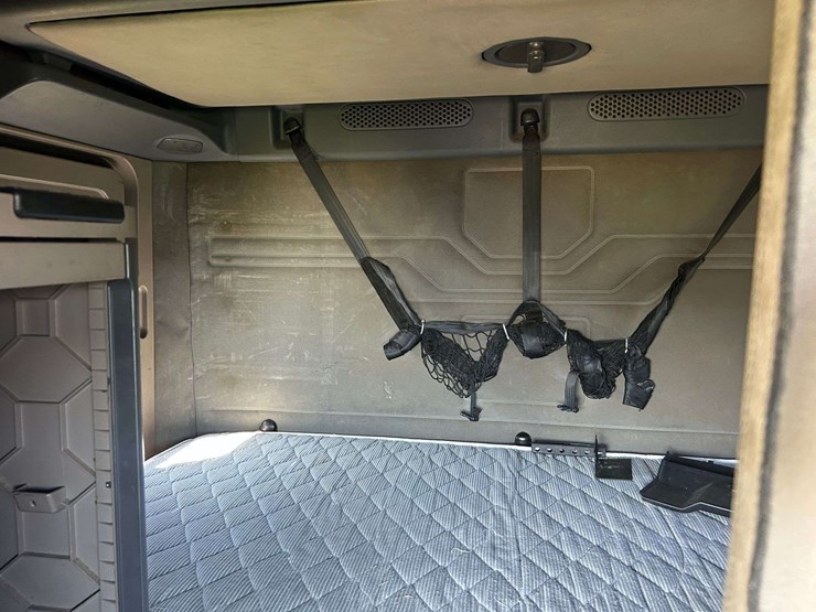 2012-freightliner-cascadia-semi-tractor-image-20