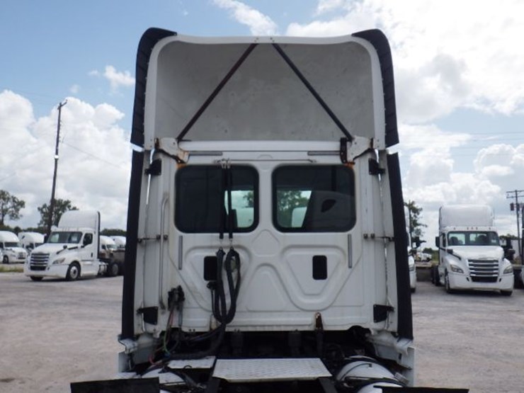 2016-freightliner-cascadia-125-evolution-image-10