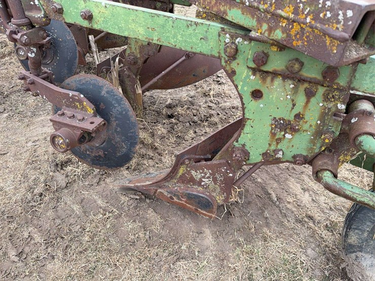john-deere-pull-type-four-bottom-plow-image-19