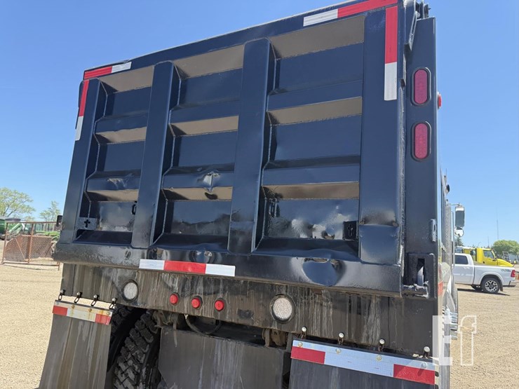 2005-peterbilt-335-image-48