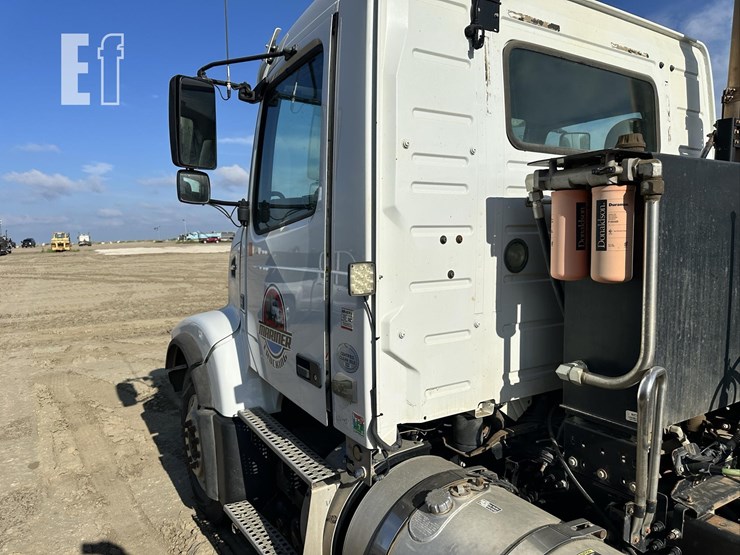 2014-volvo-vhd84ft200-image-36