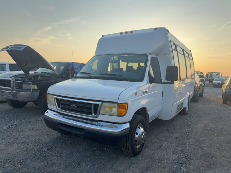 2006-ford-e450-image-1