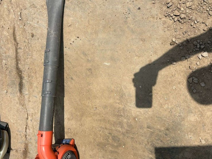 husqvarna-gas-powered-leaf-blower-image-1