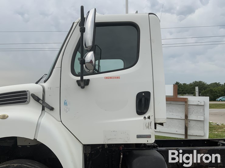 2009-freightliner-m2-106-image-15