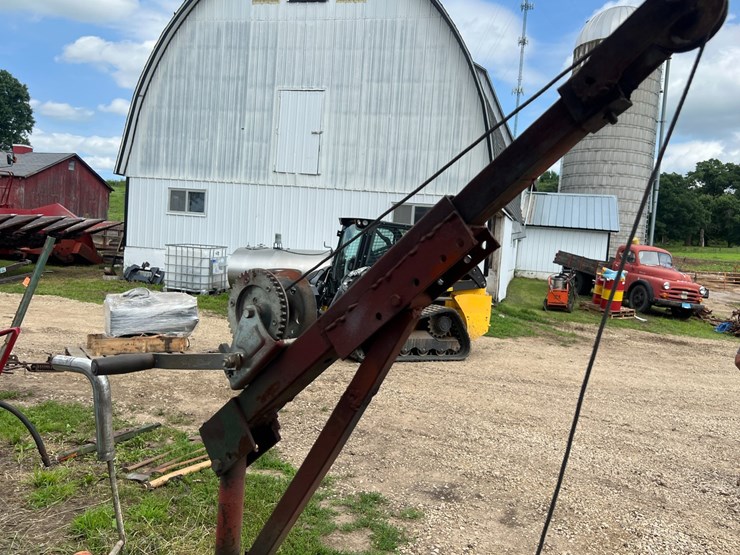 #9560-•-work-bench-with-hoist-image-5
