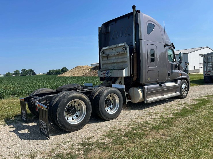 2012-freightliner-cascadia-semi-tractor-image-5