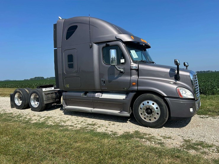 2012-freightliner-cascadia-semi-tractor-image-6
