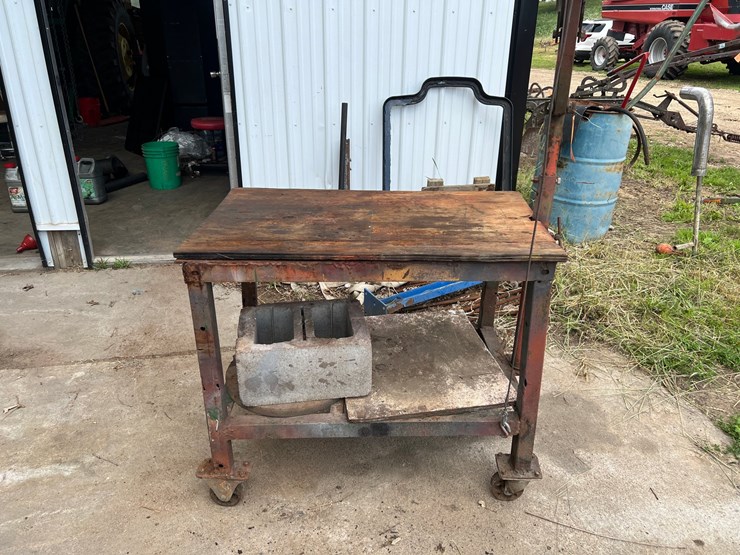 #9560-•-work-bench-with-hoist-image-2