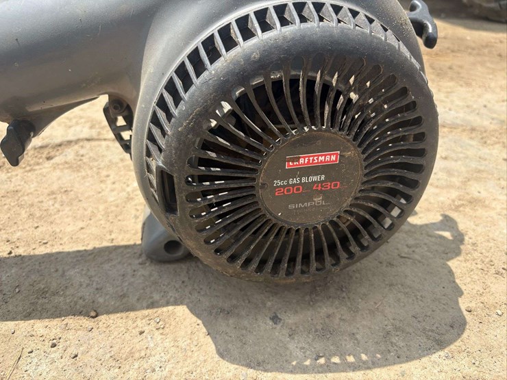 craftsman-gas-powered-leaf-blower-image-2