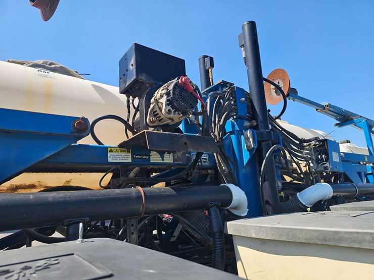 2001-kinze-16-row-planter-image-4