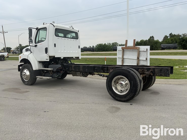 2009-freightliner-m2-106-image-7