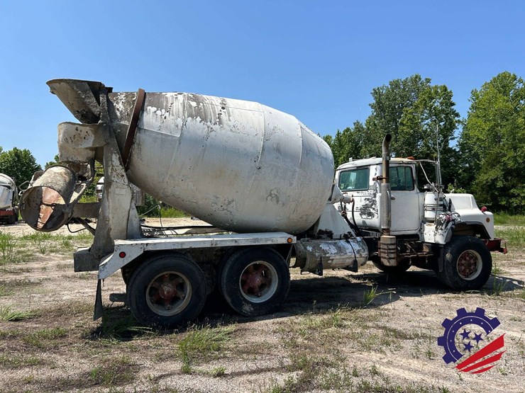 1992-mack-dm600gk-rear-discharge-concrete-mixer-truck-image-3