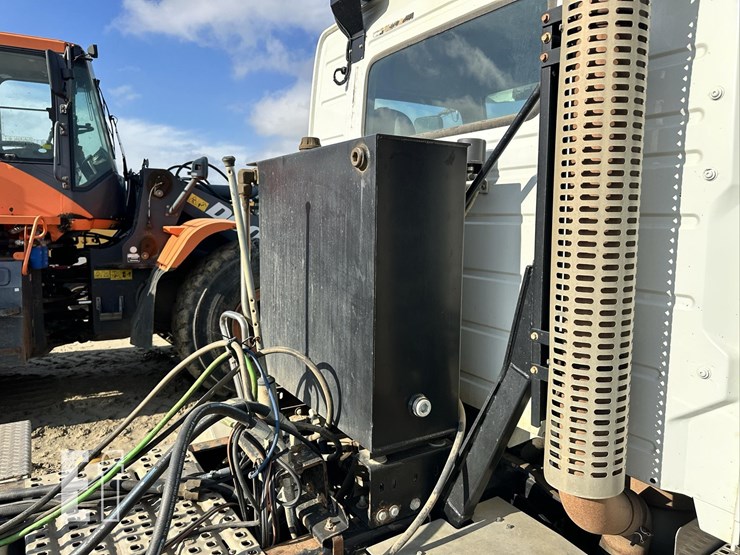 2014-volvo-vhd84ft200-image-9
