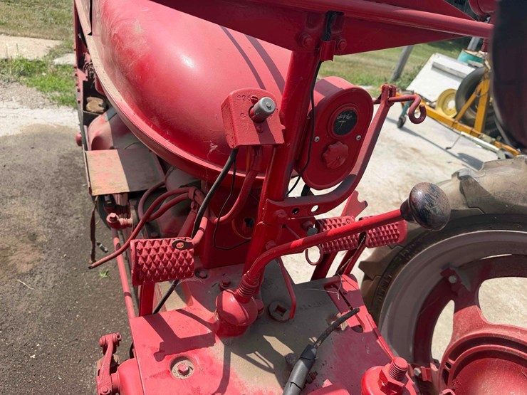 mccormick-farmall-h-tractor-image-27