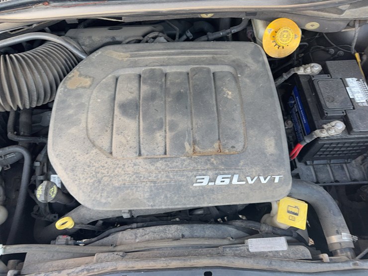 2014-chrysler-town-&-country-image-35