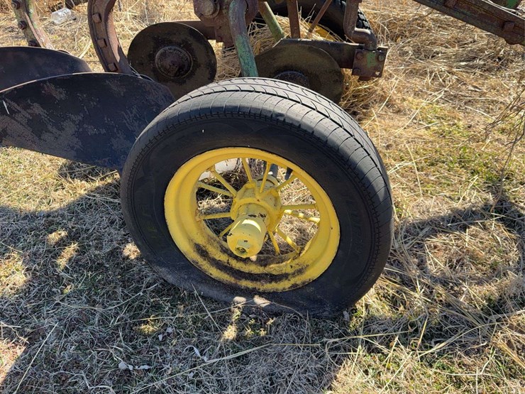 john-deere-pull-type-two-bottom-plow-image-8