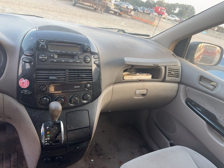2004-toyota-sienna-image-35