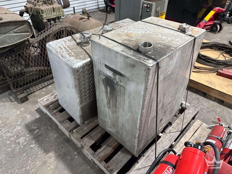 two-hydraulic-oil-holding-tanks-image-2