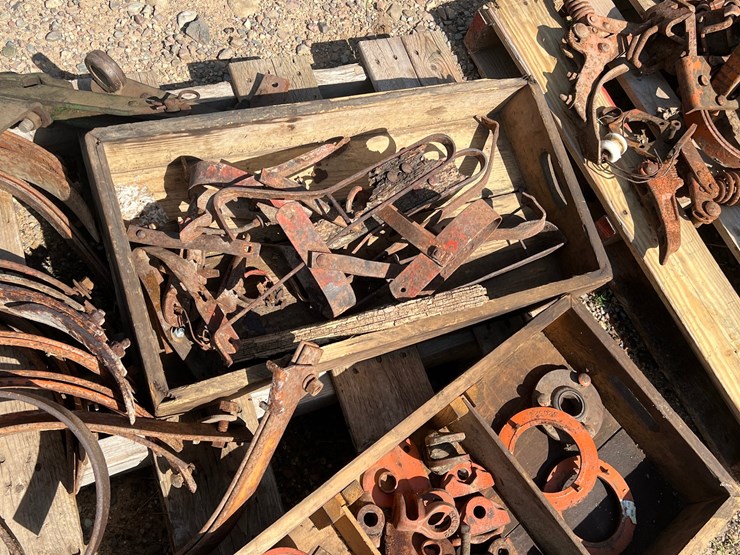 #9938-•-(3)-pallets-of-misc.-allis-chalmers-parts-image-4